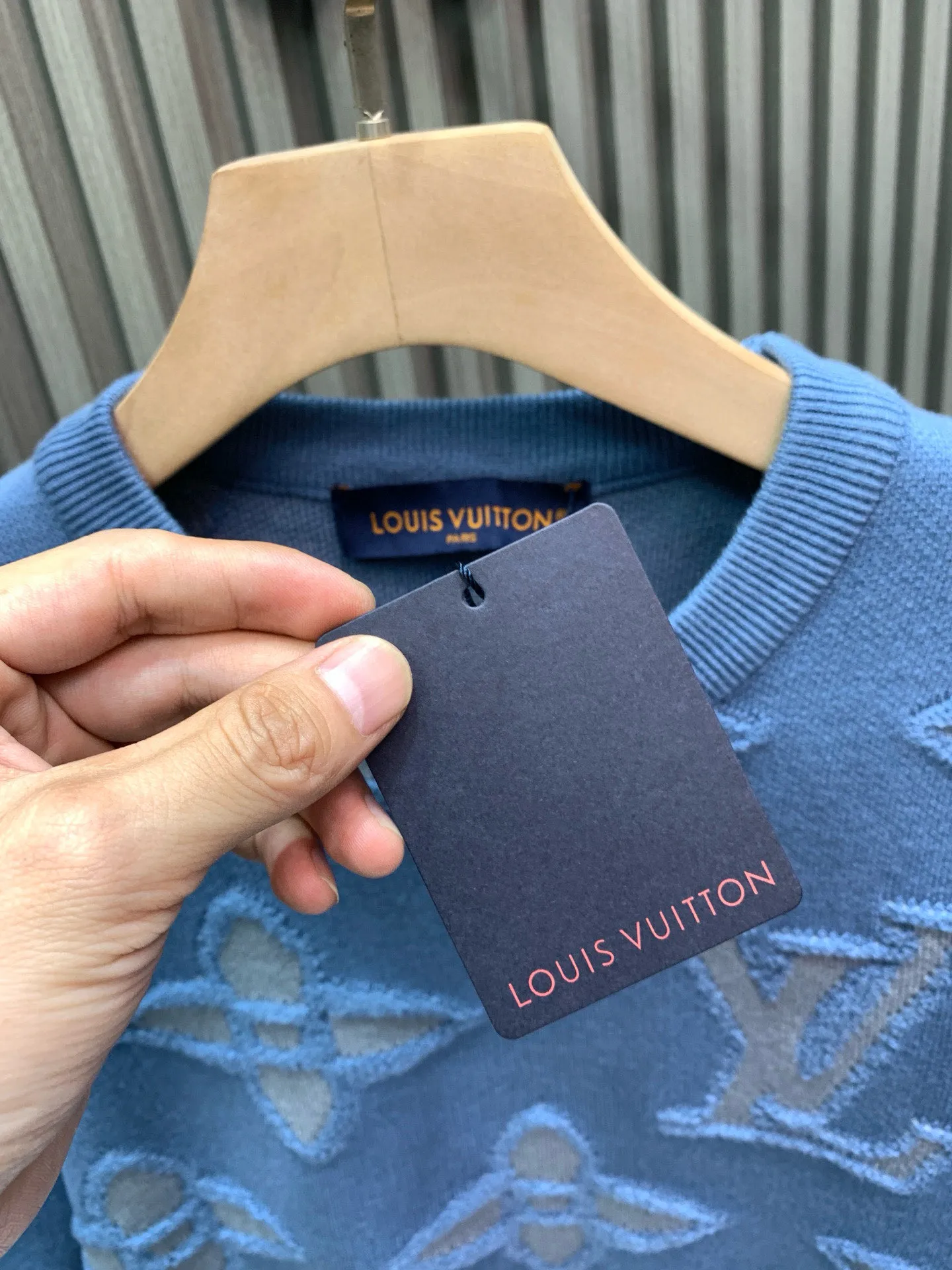 🅿️380 🀄️ Louis Vuitton Louis Vuitton's latest jacquard knitted pullover sweater for autumn and winter 25 is exclusively presented. A sweater with super smooth lines that is very in line with the aesthetic tone. The most basic style is minimalist and low-key luxury style. The simpler the item in the fashion industry, the easier it is to show a sense of high-end fashion. It is a very age-reducing fashion style. A must-have item. A sweater that is very in line with the aesthetic tone of the Lu family. Classically labeled jacquard elements. It is intertwined and outlined with yarn-dyed craftsmanship. It is perfectly integrated into the fabric and forms a complete contrast with the outside tone. The vision is quite elegant and fashionable. It is noble and elegant. It is full of charm. From the main fabric to the detailed craftsmanship, everything shows the ingenuity of the fashion. It interprets the essence of fashion to the extreme. It has both warmth and warmth. It is suitable for autumn and winter. It is suitable for the current seasonal climate. The texture is dense and light, full of elasticity and drape. It feels soft and waxy, skin-friendly and warm. Bringing the ultimate comfortable wearing experience. The full-width brand pattern jacquard design is completely customized according to the original measurements. The imported wool texture is very comfortable and delicate to the touch. The yarn feels soft and waxy. It is skin-friendly and gentle. The all-over logo jacquard design makes the style personalized and fashionable. Genderless and unisex. The fabric is fluffy and soft. It has a perfect sense of laziness. It is very practical to wear. The sweater is loose enough to make you look slimmer and taller. It is a durable and durable style in the wardrobe every year. Light blue